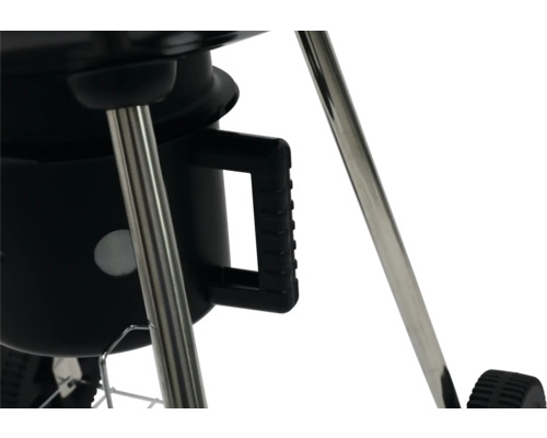 Detail van een bolvormige barbecue met handgreep en stalen poten