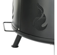 Gedetailleerde weergave van een vuurplaats met vlammotief, handgreep en poten.