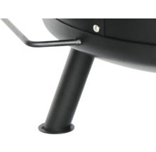 Detail van een zwarte barbecue met poot en handgreep