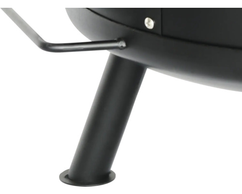 Detail van een zwarte barbecue met poot en handgreep