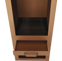 Detailopname van een barbecue met grillrooster en lade.