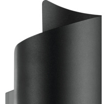 Close-up van een gebogen, zwarte wandlamp