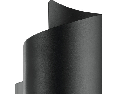 Close-up van een gebogen, zwarte wandlamp