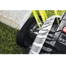 Detailopname van een robotmaaier met kantensnijfunctie, een borstel, een display en een bedieningspaneel