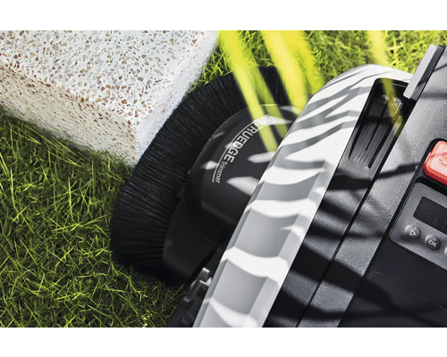 Detailopname van een robotmaaier met kantensnijfunctie, een borstel, een display en een bedieningspaneel