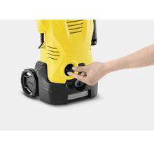 Detail van een Kärcher hogedrukreiniger met een hand op de sluiting