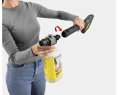 Een persoon bevestigt een schuimsproeier aan een Kärcher hogedrukreinigerpistool met universele reiniger.