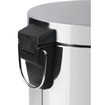 Gedetailleerd beeld van een metalen deksel en mechanisme van een pedaalemmer