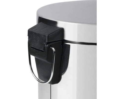 Gedetailleerd beeld van een metalen deksel en mechanisme van een pedaalemmer