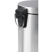 Gedetailleerde weergave van een zilverkleurige afvalemmer met een zwarte sluiting