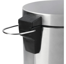 Detailweergave van een deksel van een pedaalemmer met metalen pedaalmechanisme.