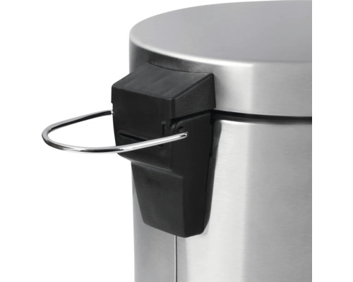 Detailweergave van een deksel van een pedaalemmer met metalen pedaalmechanisme.