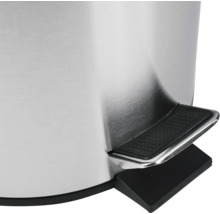 Detailopname van een roestvrijstalen pedaalemmer met voetpedaal