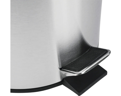 Detailopname van een roestvrijstalen pedaalemmer met voetpedaal