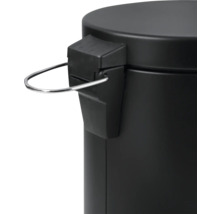 Detailopname van een afvalemmer met pedaalemmerfunctie en metalen element