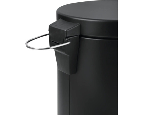 Detailopname van een afvalemmer met pedaalemmerfunctie en metalen element