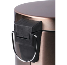 Detailopname van een afvalemmer met pedaalmechanisme van metaal.