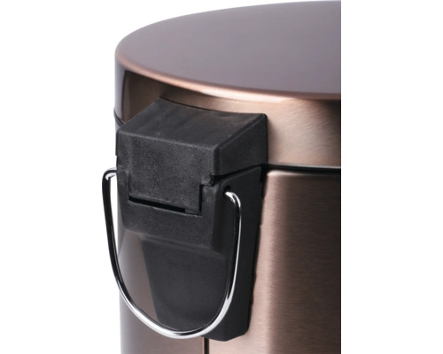 Detailopname van een afvalemmer met pedaalmechanisme van metaal.