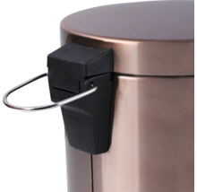 Detailopname van een afvalemmer met pedaal en handgreep