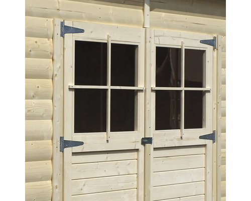 Close-up van een houten tuinhuis met dubbele deur en ramen