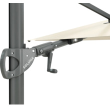 Detail van een parasol met zwengelmechanisme en Soluna logo