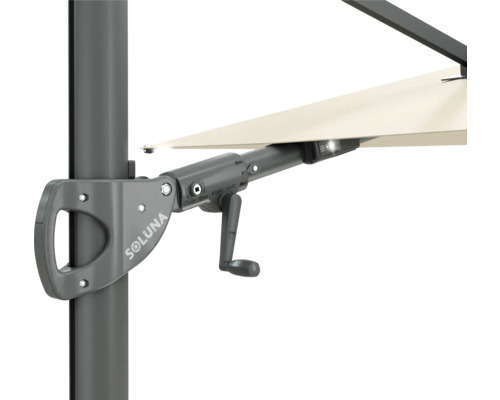 Detail van een parasol met zwengelmechanisme en Soluna logo