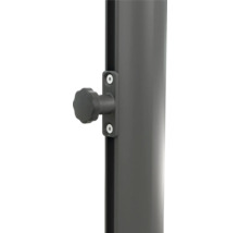 Detailopname van een parasolvoet met stelschroef