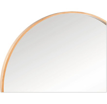 Detail van een ronde spiegel met houten frame