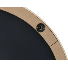 Gedetailleerde weergave van de achterkant van een ronde wandspiegel met ophangsysteem.