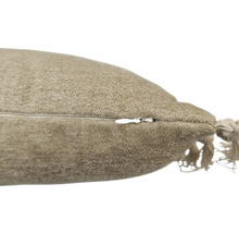 Detailweergave van een kussen met ritssluiting en decoratieve kwast