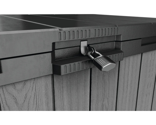 Detailopname van een afgesloten opbergbox met hangslot