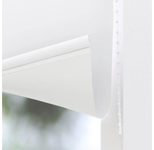 Close-up van een wit rolgordijn met bedieningsketting