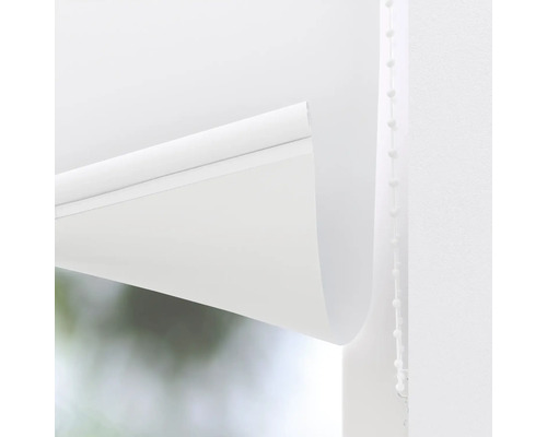 Close-up van een wit rolgordijn met bedieningsketting