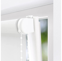 Detailopname van een wit rolgordijn met bedieningsketting op het raam