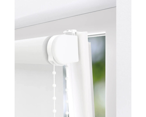 Detailopname van een wit rolgordijn met bedieningsketting op het raam