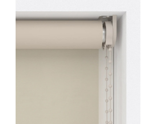 Beige zijdelings trekbare rolgordijn in een raamkozijn