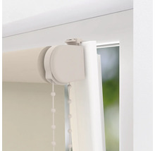 Detailweergave van een rolgordijn met kettingbediening op het raam