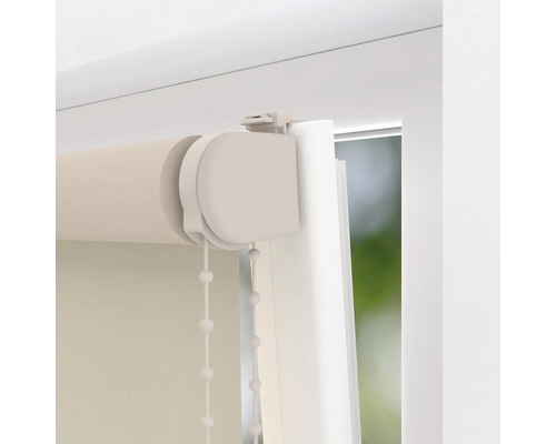 Detailweergave van een rolgordijn met kettingbediening op het raam