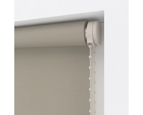 Binnenrolgordijn bij het raam met kettingbediening