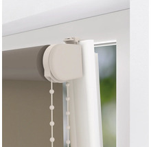 Detailopname van een rolgordijn met kettingbediening voor raamdecoratie