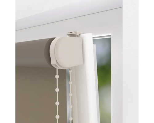 Detailopname van een rolgordijn met kettingbediening voor raamdecoratie