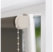 Detailopname van een rolgordijn met kettingbediening voor raamdecoratie