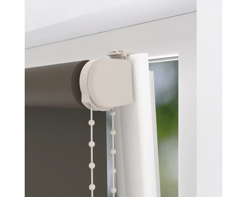 Detailopname van een rolgordijn met kettingbediening voor raamdecoratie