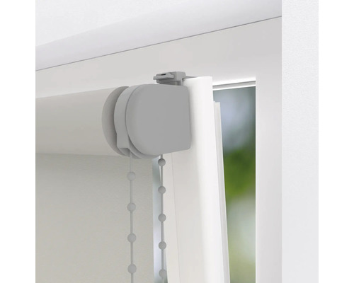 Detailaanzicht van een rolgordijn met kettingbediening op het raam