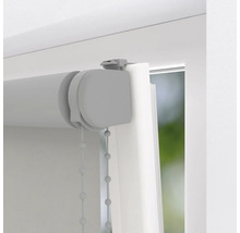 Detailopname van een rolgordijn met kettingbediening op het raam