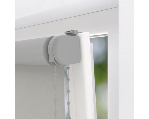 Detailopname van een rolgordijn met kettingbediening op het raam