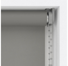Grijs rolgordijn met kettingbediening in een raamkozijn.