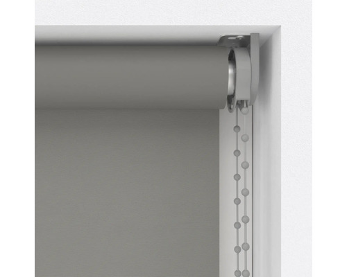 Grijs rolgordijn met kettingbediening in een raamkozijn.