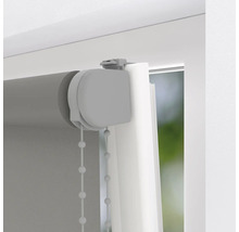 Grijs rolgordijn aan het raam met kettingbediening