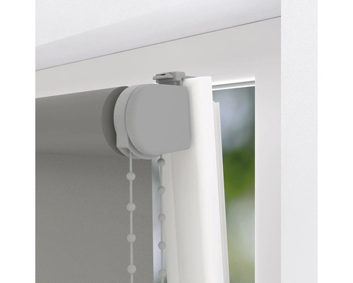 Grijs rolgordijn aan het raam met kettingbediening